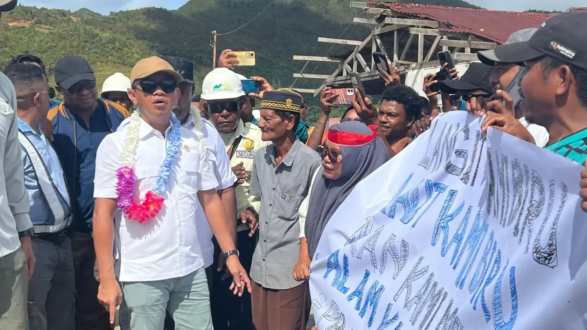 Menteri Energi dan Sumber Daya Mineral (ESDM) Bahlil Lahadalia saat mengecek tambang nikel di Pulau Gag, Raja