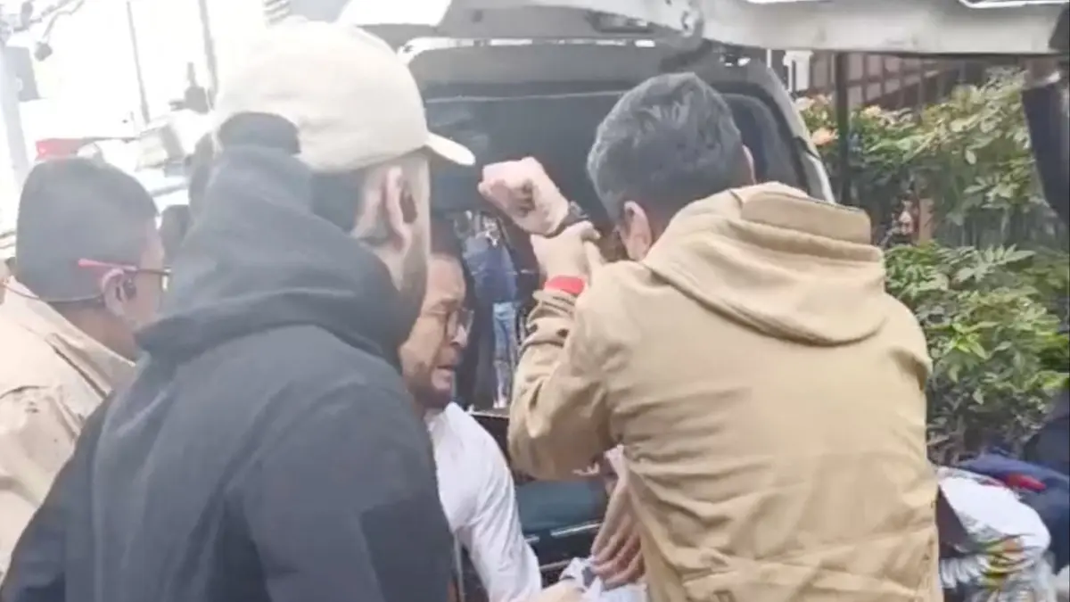 Kandidat Presiden Kolombia Miguel Uribe Turbay Ditembak di Bagian Kepala Saat Kampanye di Bogota Senator Kolombia Miguel Uribe Turbay dibawa ke ambulans. (Foto: Reuters)