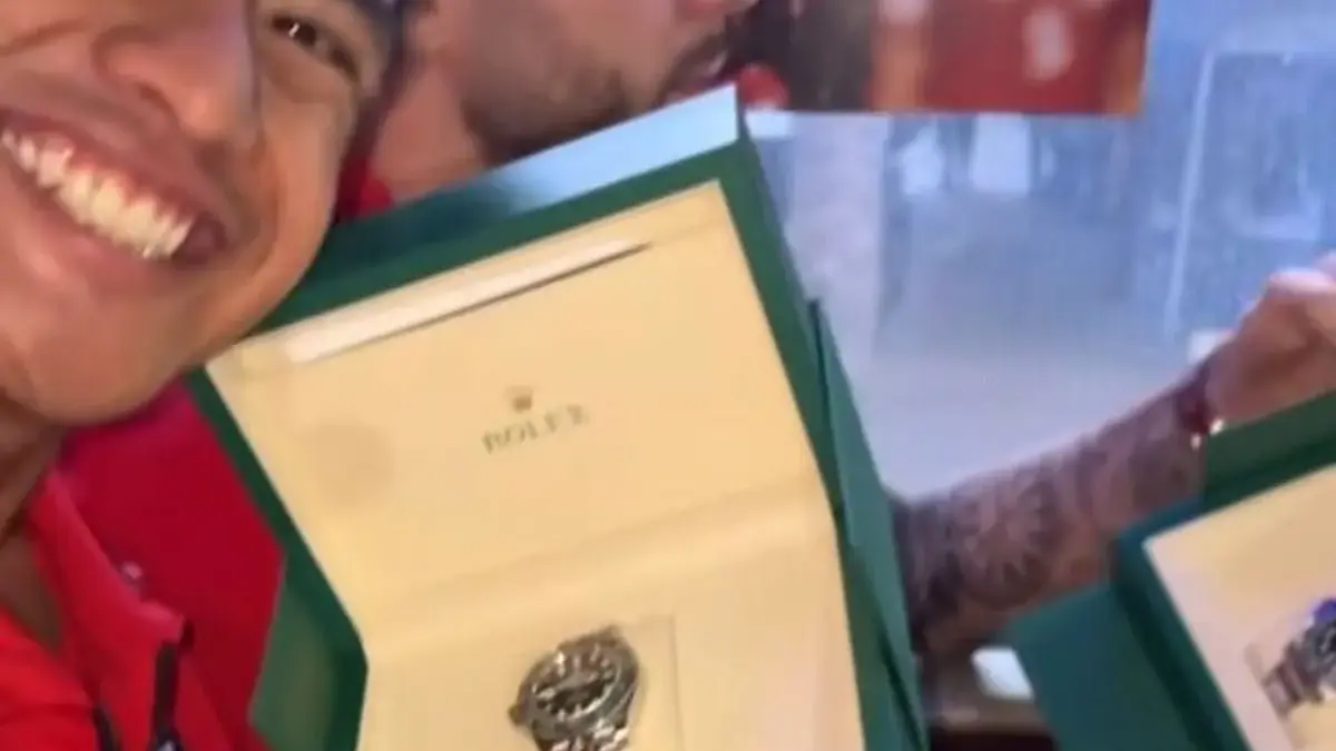 Prabowo Berikan Kado Para Pemain Timnas Indonesia Jam Tangan Mewah Rolex, Tebak Harganya Jam Rolex yang diberikan oleh Presiden Prabowo Subianto kepada Timnas Indonesia sebagai hadiah karena telah me