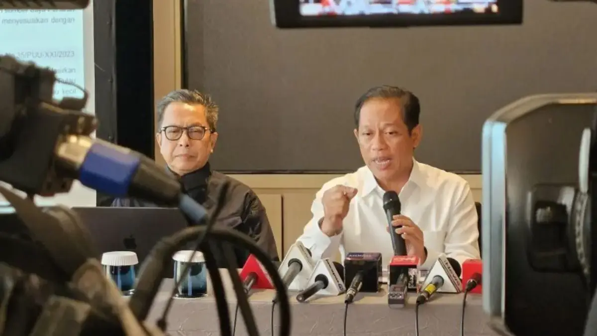 Menteri Lingkungan Hidup Hanif Faisol Nurofiq (kanan) dalam konferensi pers di Jakarta, Minggu. (8/6/2025). (F