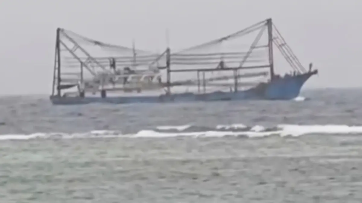 Sebuah kapal China kandas akibat cuaca badai di perairan dangkal di lepas pulau yang diduduki Filipina di Laut