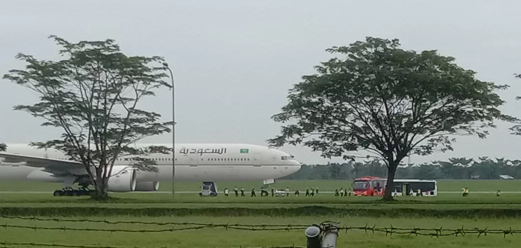 Proses sterilisasi yang dilakukan aparat penegak hukum atas teror bom ke maskapai Saudi Airlines SV5276 di Ban