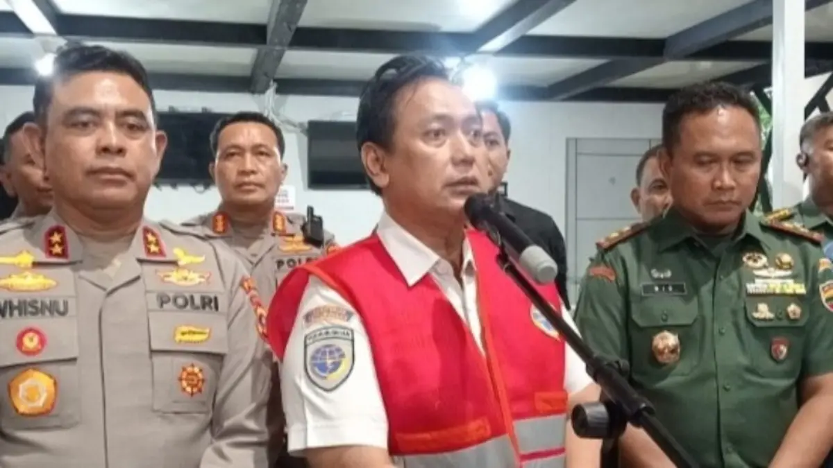 Kepala Kantor Otoritas Bandara Wilayah II Medan Asri Santosa saat konferensi pers.