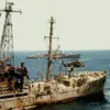 Kapal USS Liberty nomor AGTR-5 rusak berat, pasca diserang AU Israel pada 8 Juni, 1967