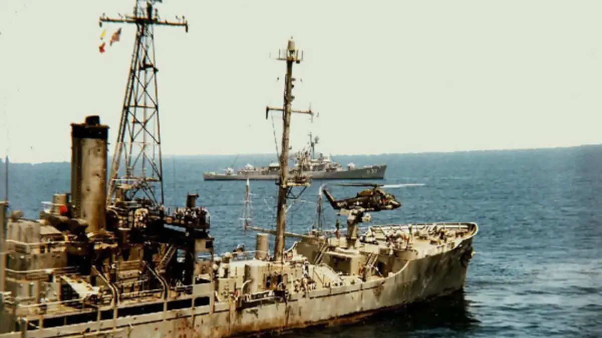 Kapal USS Liberty nomor AGTR-5 rusak berat, pasca diserang AU Israel pada 8 Juni, 1967