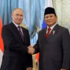 Absen di KTT G7 Kanada, Prabowo Hadiri St Petersburg Economic Forum di Rusia Temui Putin Presiden Rusia Vladimir Putin bersalaman dengan Presiden terpilih Indonesia Prabowo Subianto saat pertemuan di