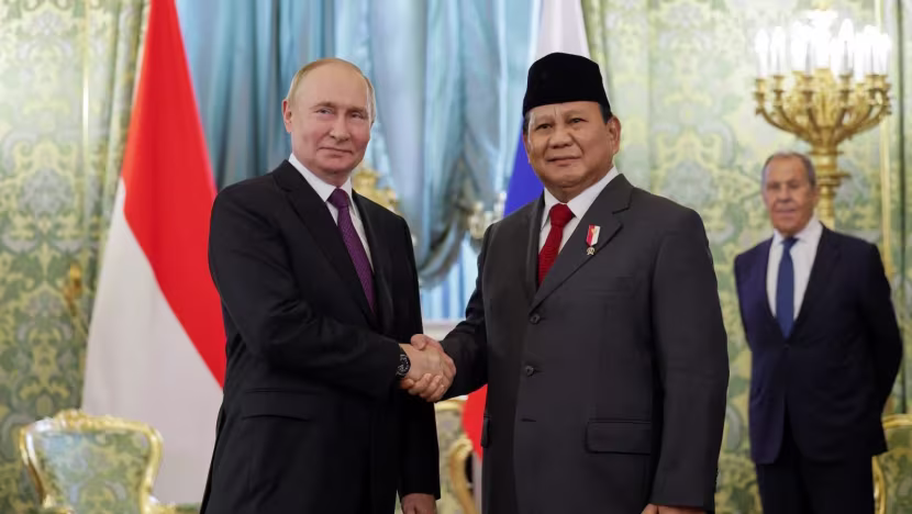 Presiden Rusia Vladimir Putin bersalaman dengan Presiden terpilih Indonesia Prabowo Subianto saat pertemuan di