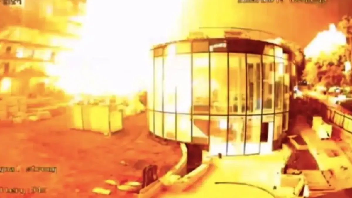 Institut Sains Weizmann Terkait Mossad Hancur Akibat Serangan Rudal Iran Api yang membara membakar bangunan dari Institut Sains Weizmann. Foto: Press TV