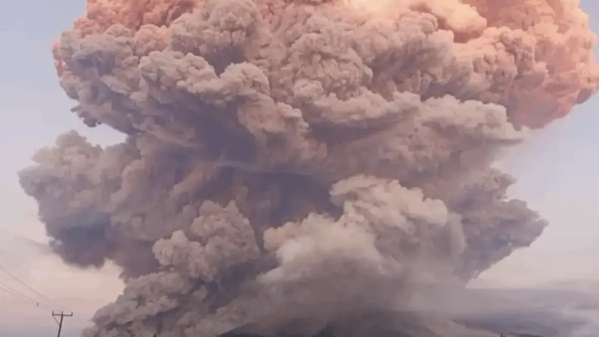 Letusan Gunung Lewotobi Laki Laki, Selasa, 17 Juni 2025.