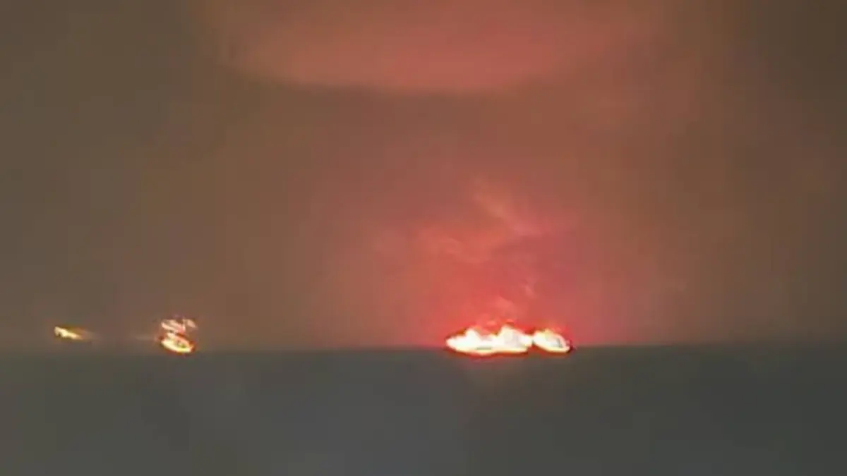 Gambar-gambar di media sosial menunjukkan kapal tanker terbakar di Teluk Oman. (Foto: Osintdefender via Insta