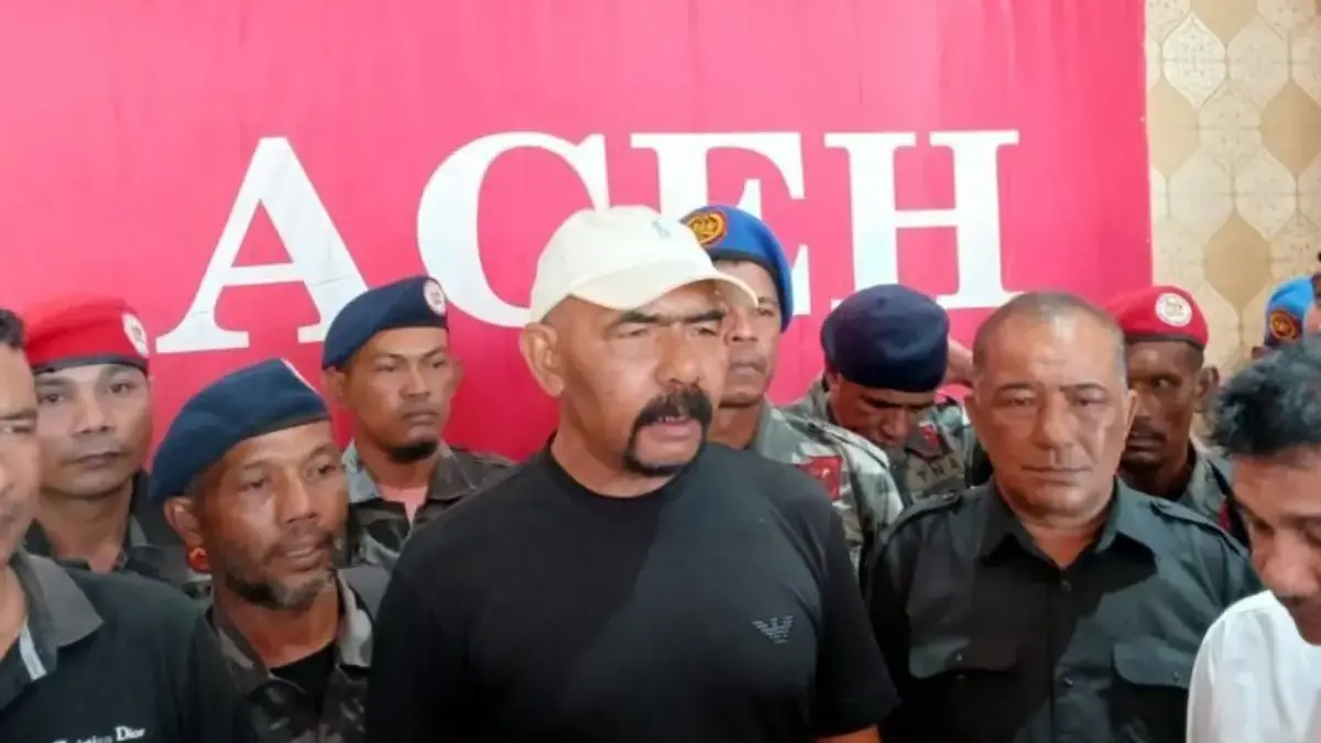 Ketua Mualimin Aceh sekaligus Wakil Panglima GAM Pusat, Darwis Jeunib saat memberikan keterangan usai Presiden