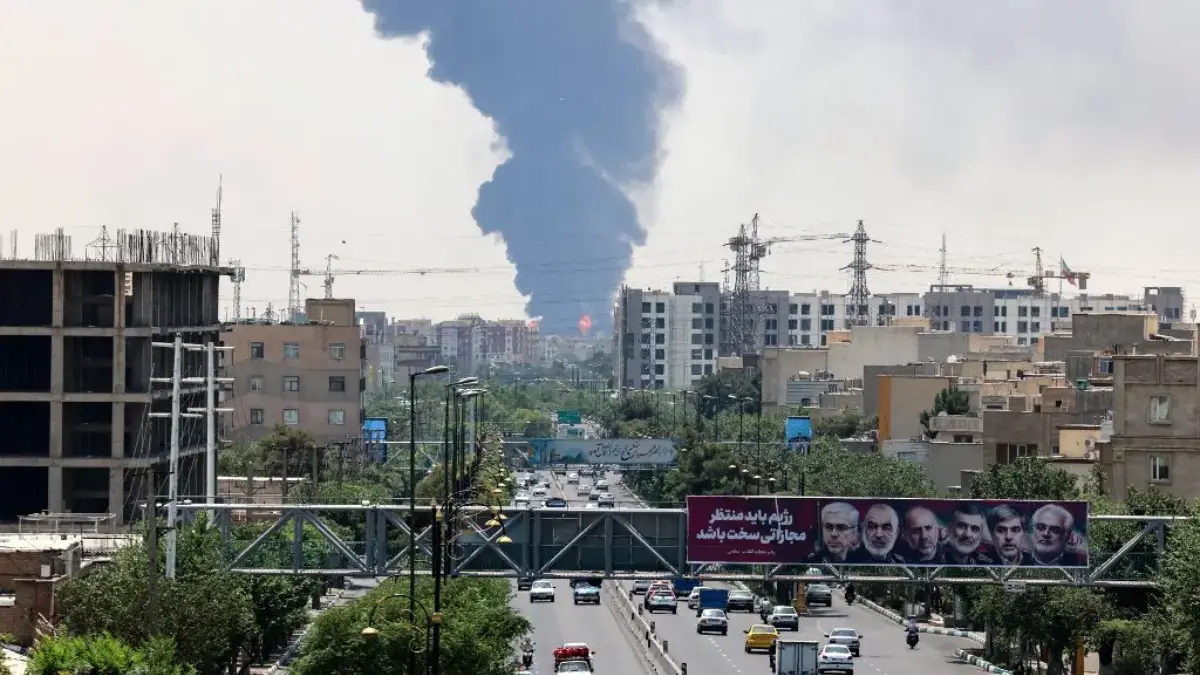 Israel mengatakan pihaknya terus menyerang target di Teheran. (EPA)