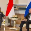Presiden Prabowo Subianto (kiri) berbincang dengan Presiden Rusia Vladimir Putin (kanan) dalam kunjungan keneg