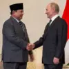 Presiden Prabowo Subianto (kiri) berjabat tangan dengan Presiden Rusia Vladimir Putin (kanan) dalam kunjungan