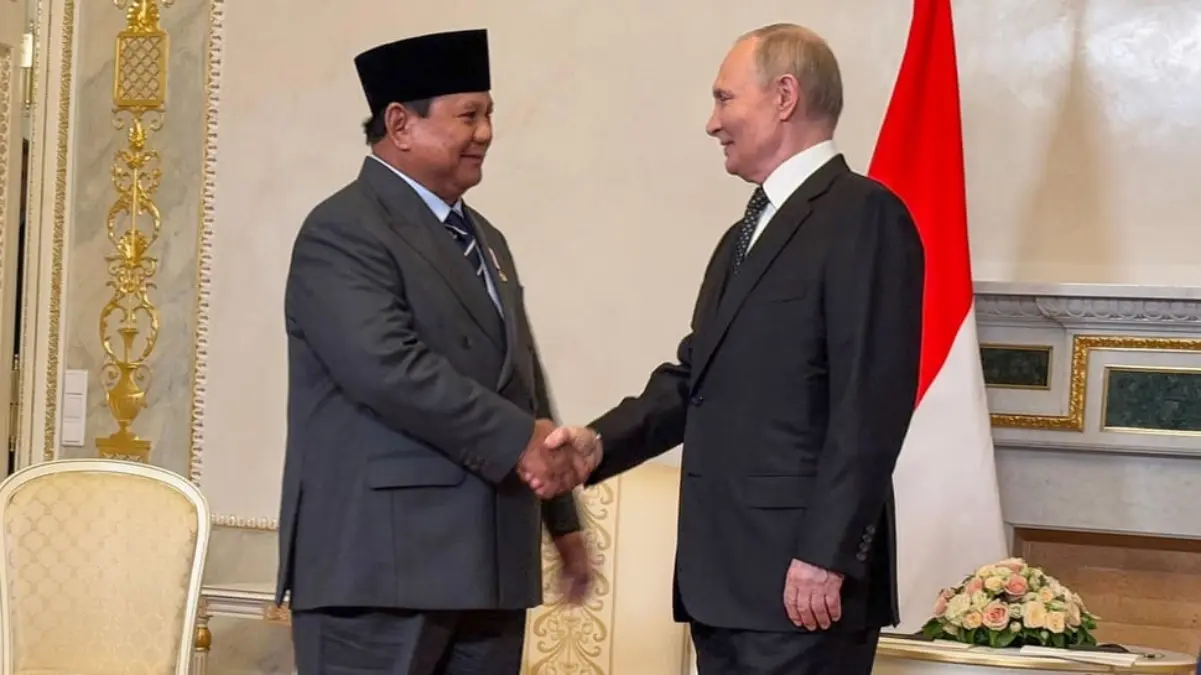 Presiden Prabowo Subianto (kiri) berjabat tangan dengan Presiden Rusia Vladimir Putin (kanan) dalam kunjungan