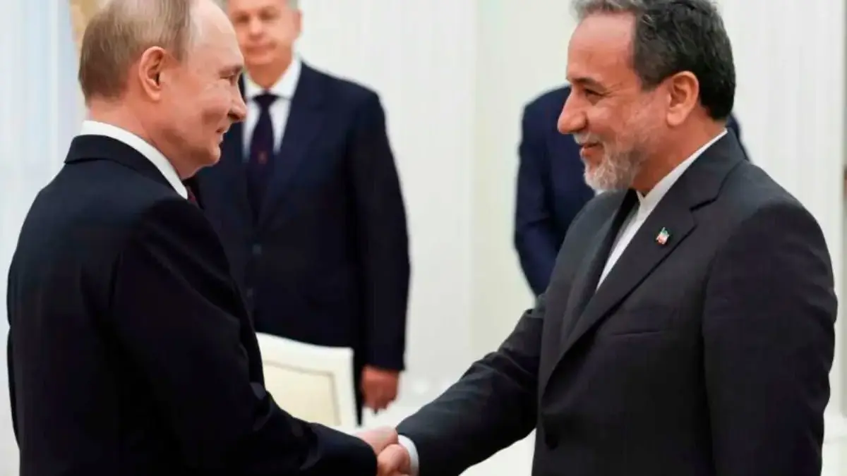 Menlu Iran Abbas Araghchi saat bertemu Presiden Rusia Vladimir Putin di Istana Kremlin, Moskow, Senin (23/6/20