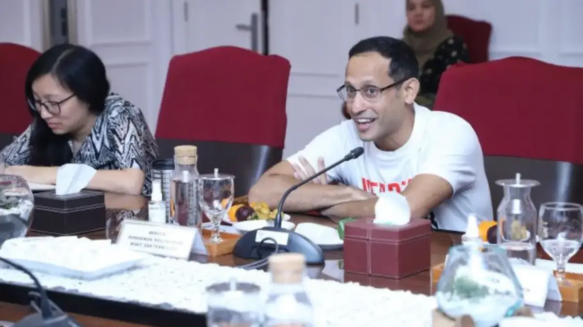 Mantan Mendikbudristek Nadiem Makarim dan Staf Khusus Bidang Pemerintahan Jurist Tan. (Foto: menpan.go.id)