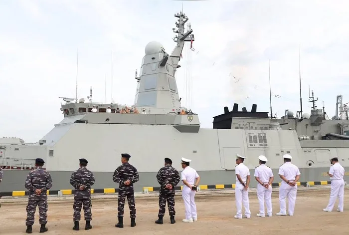 Tiga kapal Armada Pasifik Angkatan Laut Rusia memasuki alur pelabuhan Tanjung Priok, Jakarta, Minggu (1/6). (F
