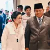 Presiden Prabowo Subianto berbincang dengan Presiden Ke-5 RI Megawati Soekarnoputri jelang Upacara Peringatan