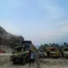 Kondisi kendaraan truk yang sempat tertimbun material longsor di kawasan tambang galian C Gunung Kuda Cirebon,