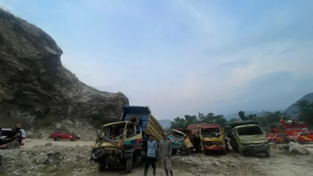 Kondisi kendaraan truk yang sempat tertimbun material longsor di kawasan tambang galian C Gunung Kuda Cirebon,
