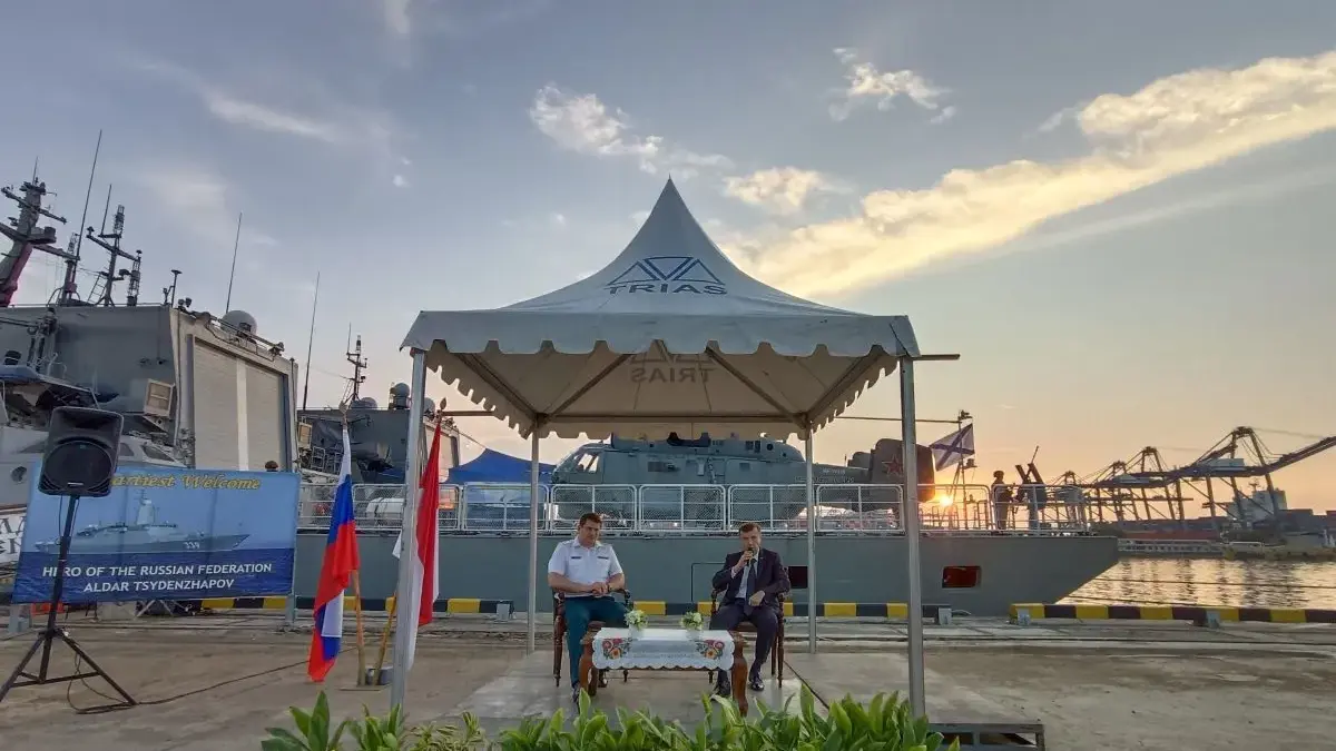 Duta Besar Federasi Rusia untuk Indonesia Sergei Tolchenov (kanan) saat konferensi pers di pelabuhan Tanjung P