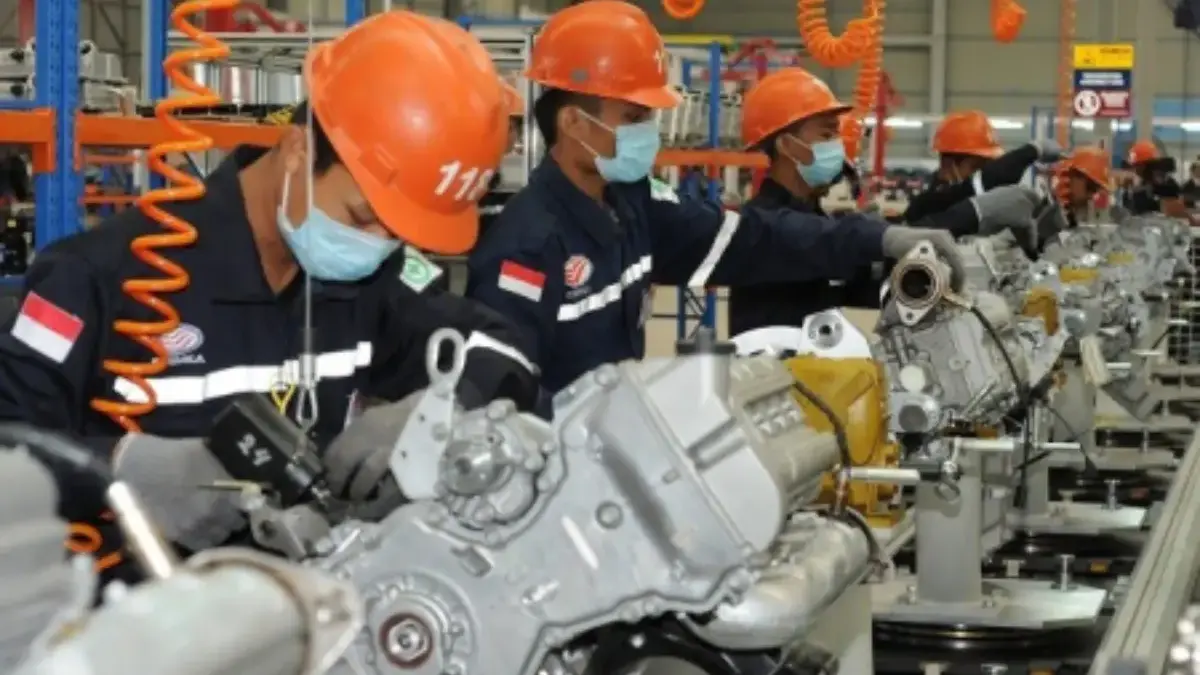 Industri Manufaktur Tertekan Banjir Impor Produk Jadi di Pasar Domestik, Optimisme Tenaga Kerja Meningkat Suasana pabrik perakitan mesin di Bogor, Jawa Barat. penghiliran industri telah berkontribusi bagi perekonomia