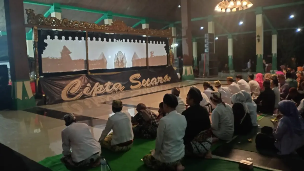 Kraton Kasepuhan Cirebon Sambut 1 Muharram 1447 Hijriah Gelar Wayang Kulit Peringatan pergantian tahun Islam yang dikenal sebagai malam satu suro itu tetap berlangsung khidmat dan meria