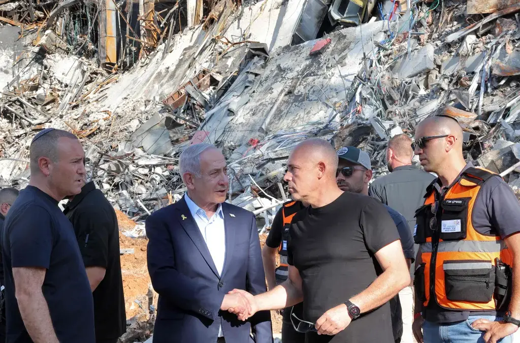 Perdana Menteri Israel Benjamin Netanyahu berjabat tangan dengan Profesor Alon Chen, Presiden Institut Sains W