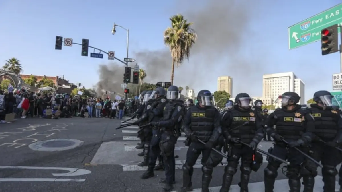 KJRI di Los Angeles Imbau WNI Hindari Titik Demonstrasi yang Berpotensi Rusuh Demonstran bentrok dengan aparat penegak hukum di jalan-jalan sekitar gedung federal selama protes menyusul op