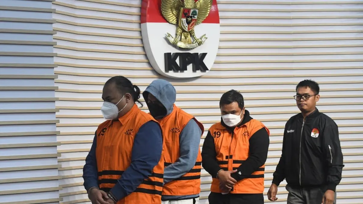 Tiga tersangka kasus dugaan korupsi proyek pembangunan jalan di Dinas PUPR dan preservasi jalan di Satuan Kerj