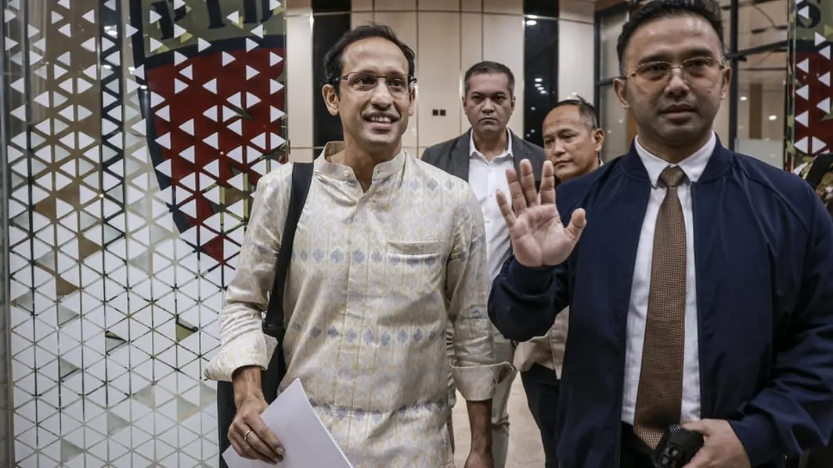 Mantan Menteri Pendidikan, Kebudayaan, Riset, dan Teknologi (Mendikbudristek) Nadiem Makarim (kiri) usai menja