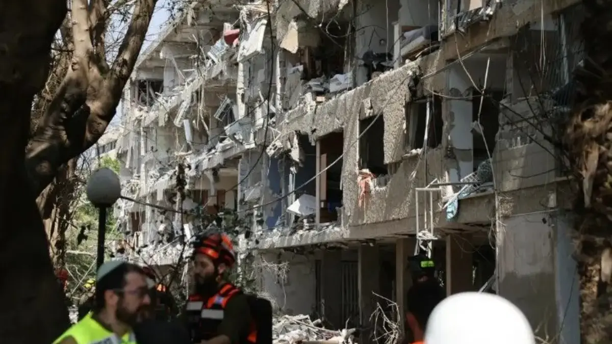 Warga Israel Korban Serangan Rudal iran: 3.345 Terluka 11.070 Dievakuasi di 97 Lokasi Pasukan Israel dan petugas tanggap darurat berada di lokasi serangan Iran di sebuah bangunan tempat tinggal di