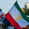 Sekelompok mobil di kawasan Tehrangeles, Los Angeles, mengibarkan bendera Singa dan Matahari, bendera resmi Ir