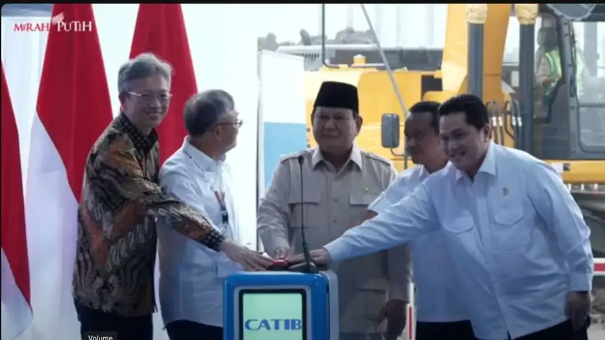 Prabowo Resmikan Groundbreaking Proyek Ekosistem Baterai EV Terbesar Asia di Karawang Goundbreaking ekosistem industri kendaraan listrik terintegrasi di Karawang, Jawa Barat, Minggu (29/6/2025). (