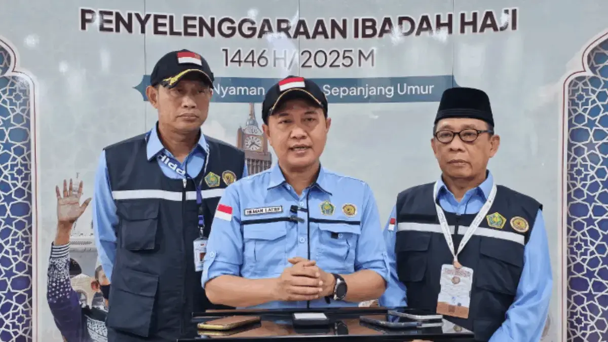 Dirjen Penyelenggaraan Haji dan Umrah Kemenag Hilman Latief (tengah). (Foto: MCH 2025)