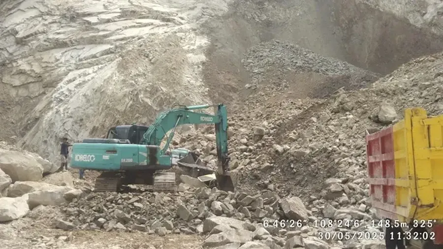 Longsor di Gunung Kuda, Kabupaten Cirebon, Jawa Barat, pada Jumat (30/5/2025). (Dok. BPBD Jabar