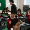 Sebuah kipas pendingin ditempatkan di dalam kelas di Northland Secondary School, Singapura, demi mengurangi ra