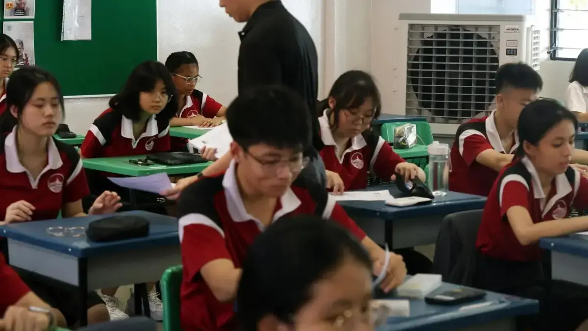 Diterjang Suhu Panas Ekstrem, Siswa Sekolah di Singapura Alami Kesulitan Belajar Sebuah kipas pendingin ditempatkan di dalam kelas di Northland Secondary School, Singapura, demi mengurangi ra