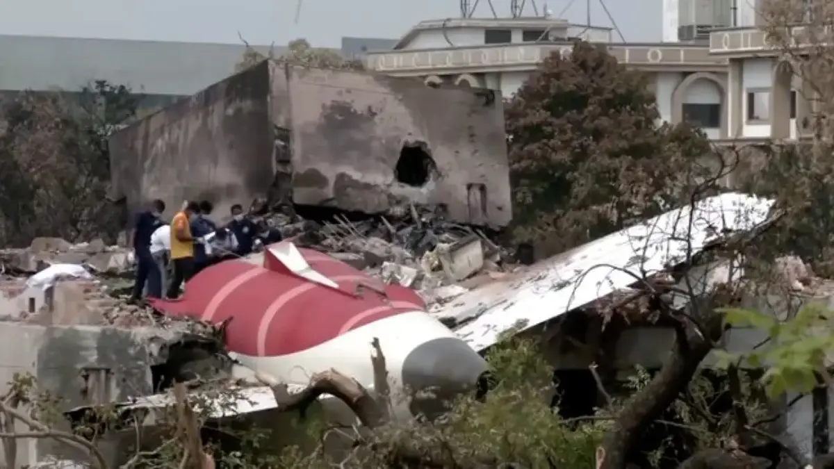 Tim penyelidik terlihat bekerja di lokasi kecelakaan pesawat Air India pada Sabtu (14/6/2025), menyusul insid