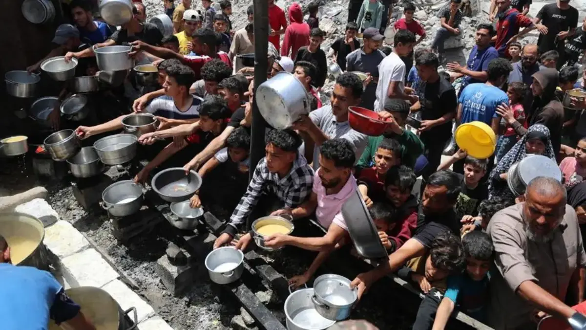 Serangan Udara Militer Zionis di Jalur Gaza Tewaskan Warga Palestina yang Antre Bantuan Makanan Warga Palestina menunggu untuk menerima makanan yang dimasak oleh dapur amal, di Jabalia, di Jalur Gaza utara,