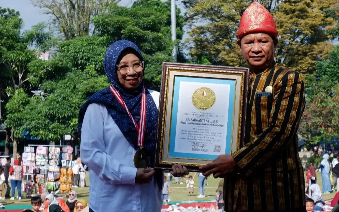 Acara Literasi di Salatiga 'Ibu Bercerita kepada Anak' Pecahkan Rekor Dunia: 1.275 Ibu dan 1.275 Anak Kepala Dinas Perpustakaan dan Kearsipan Kota Salatiga Sri Sarwanti SH, MS.i menerima penghargaan dari Leprid.(