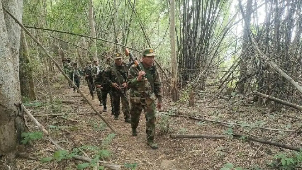 Tentara Kamboja berpatroli di sepanjang garis perbatasan Kamboja-Thailand di Osmach, Kota Samrong, 22 Juli 202