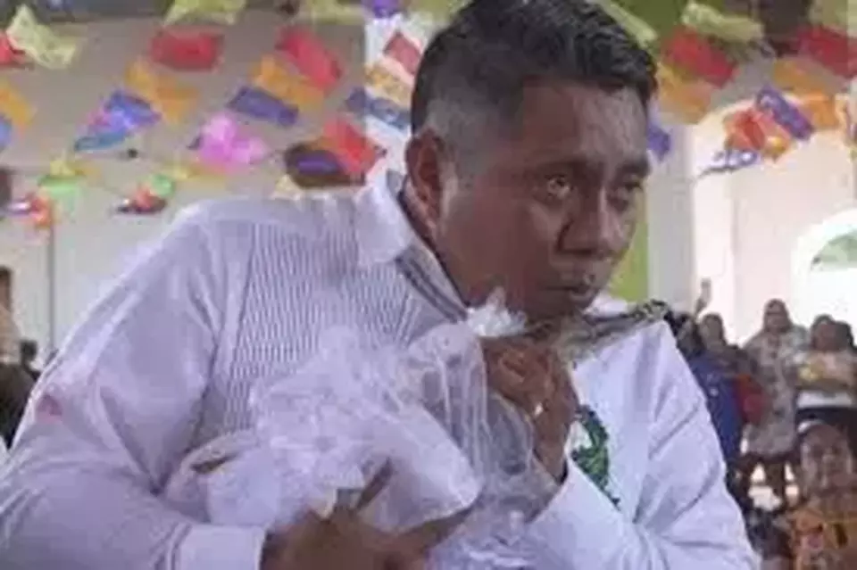 Wali Kota Gutierrez menikahi seekor buaya dalam tradisi kuno di Meksiko selatan demi memohon panen dan tangkap