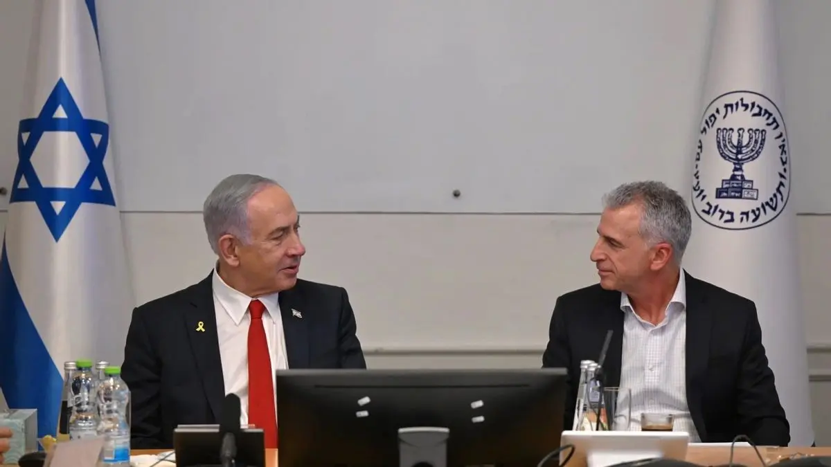 PM Israel Netanyahu bersama Kepala Mossad David Barnea saat mengunjungi markas Mossad 2 Juli. (Haim Zach GPO)