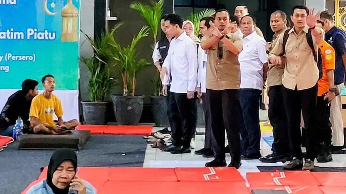 Wakil Presiden Republik Indonesia Gibran Rakabuming Raka saat menemui keluarga korban di ruang tunggu Pelabuha