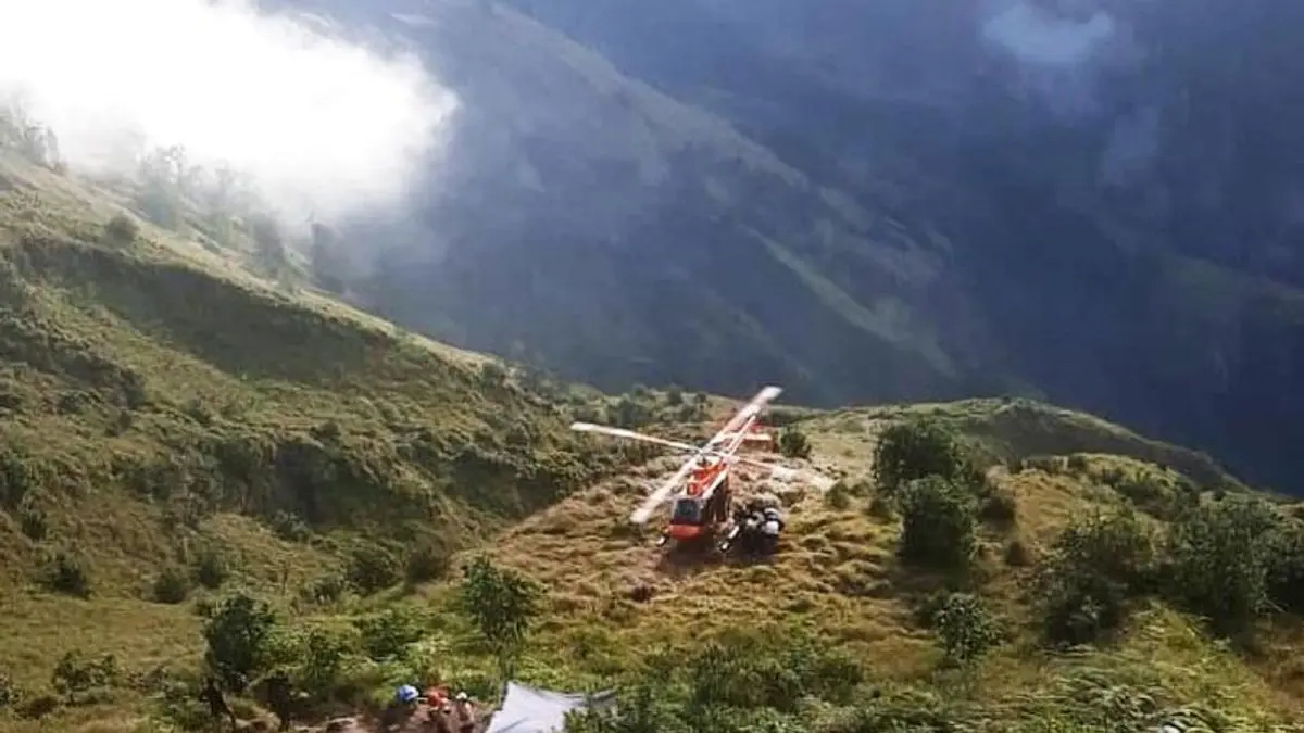 Helikopter SAR mendarat untuk melakukan upaya evakuasi pendaki asal Belanda yang terjatuh di Gunung Rinjani, N