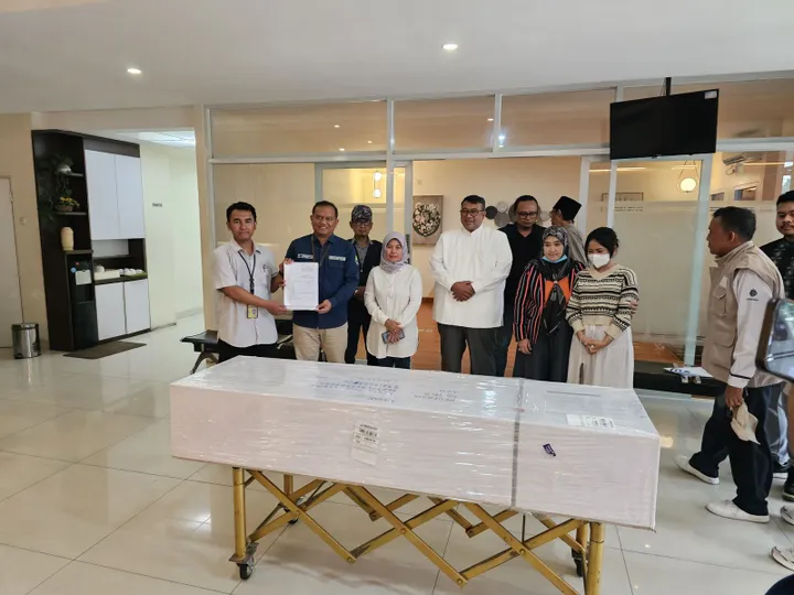 Proses pemulangan jenazah PMI yang meninggal dunia di Malaysia, Tasmi, di Bandara Soekarno Hatta. (IST)