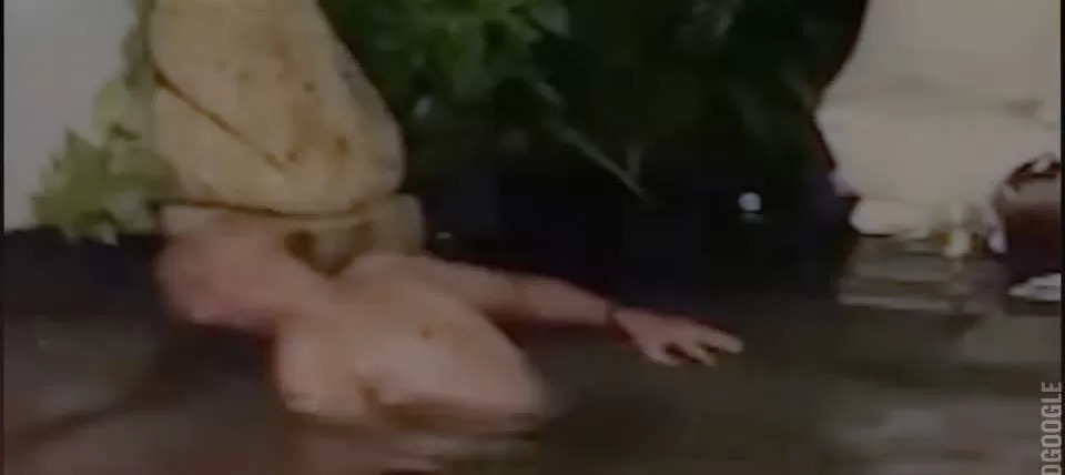 Sebuah video amatir yang merekam momen santai Brigadir Muhammad Nurhadi di kolam vila Gili Trawangan, Nusa Ten