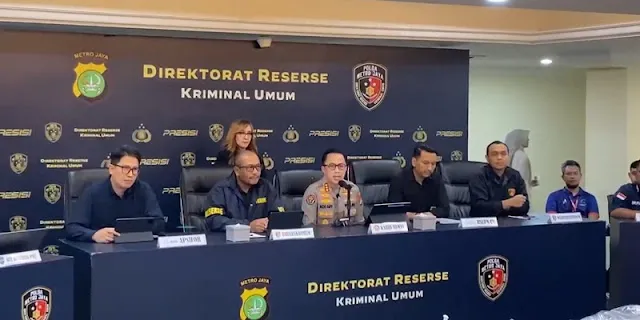 Tak Ada Unsur Pidana, SP3 Kasus Kematian Diplomat Muda Kemlu Belum Diterbitkan Konfrensi pers kasus tewasnya diplomat muda Kementerian Luar Negeri (Kemlu), Arya Daru Pangayunan atau ADP (39